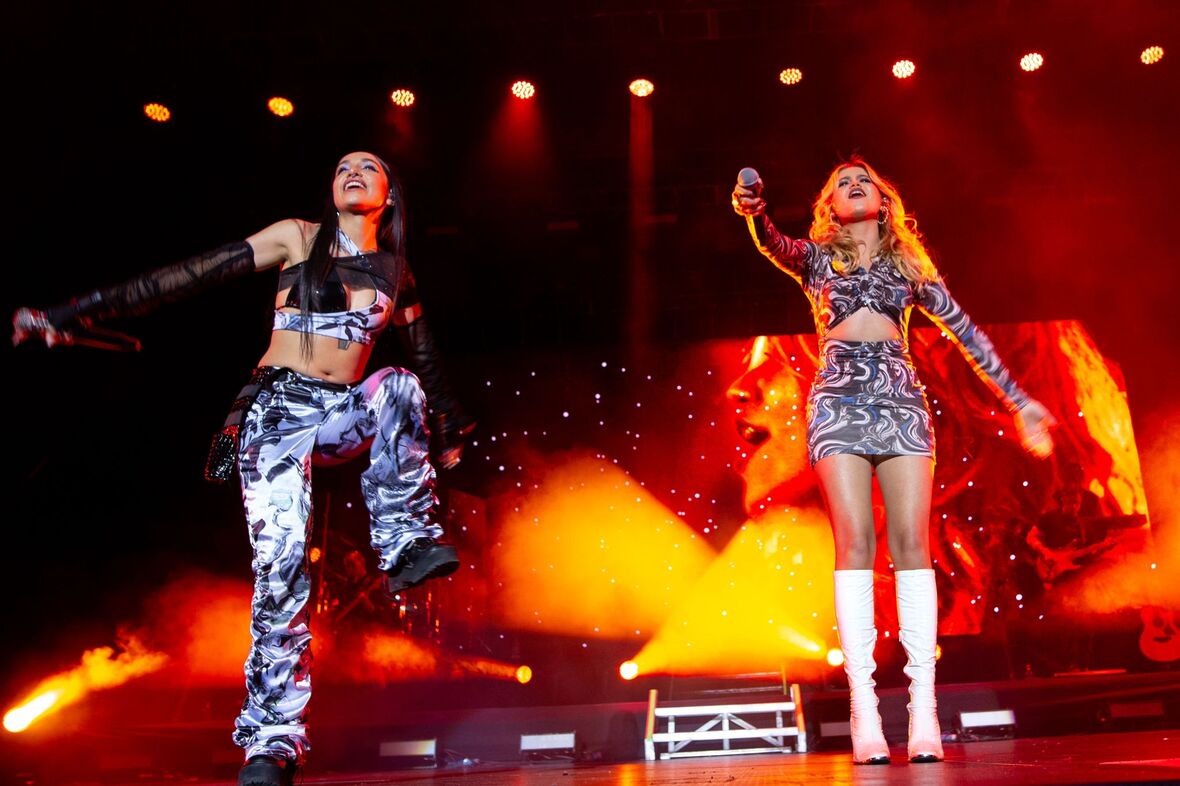 SOFÍA REYES PRESENTA EN VIVO “MARTE” AL LADO DE MARIA BECERRA EN CHILE