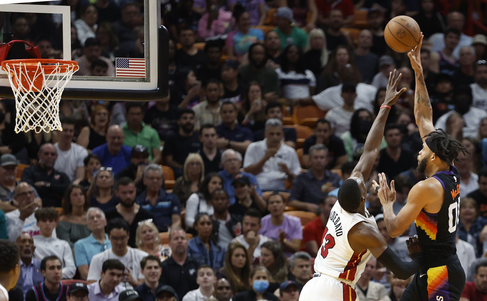 90-111. Booker regresa y dirige la prueba de fuerza de los Suns sobre los Heat