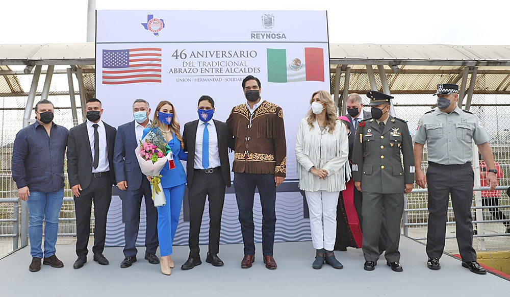 Abrazo de alcaldes de Hidalgo y Reynosa en el puente internacional