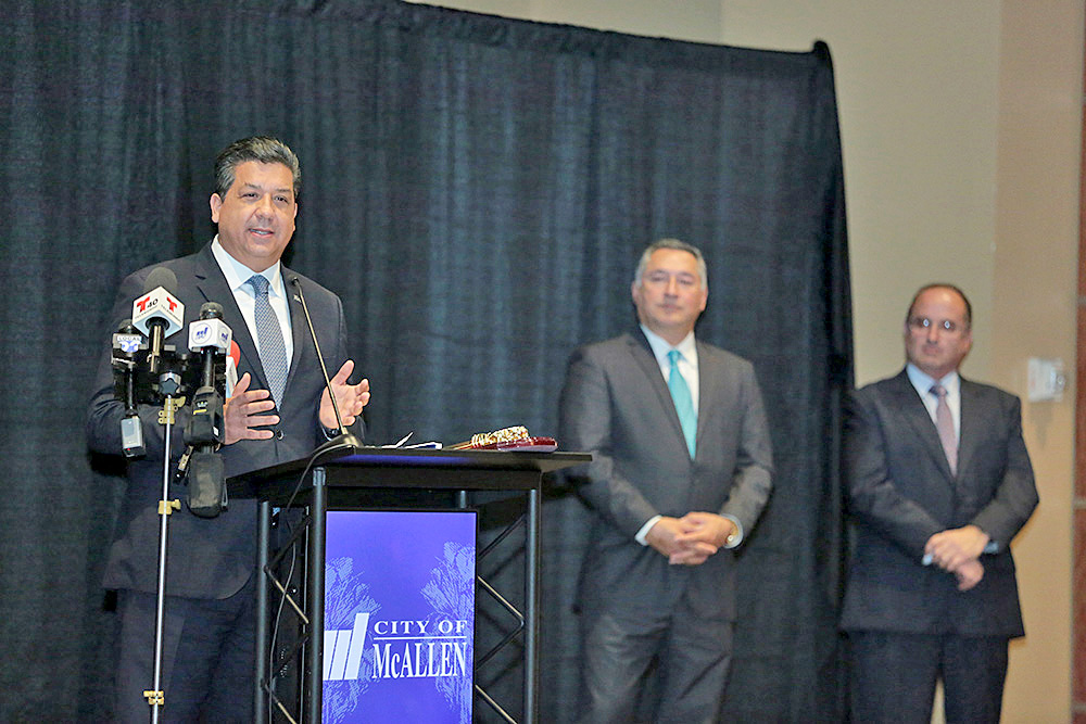 Recibe Gobernador Cabeza de Vaca las llaves de la ciudad de McAllen