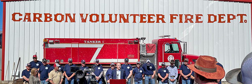Procurador visita la ciudad de Carbon con uno de los incendios forestales más grandes de la historia de Texas