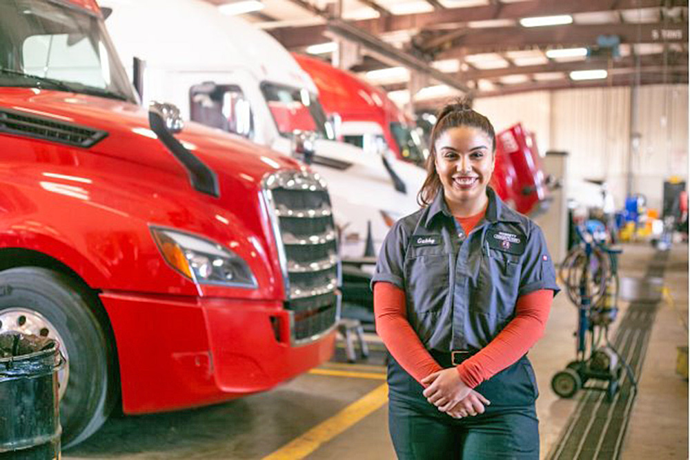 Mes de CTE: estudiante de Tecnología Diesel rompe barreras en un campo dominado por hombres