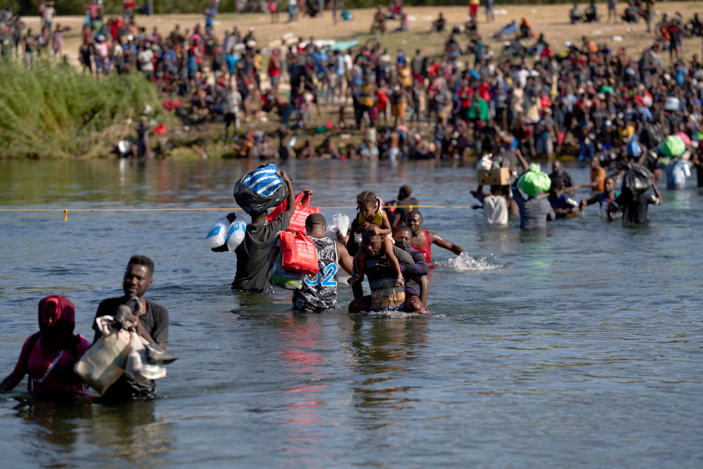 Llegada de miles de migrantes “no afecta” la vida diaria en Del Río, Texas