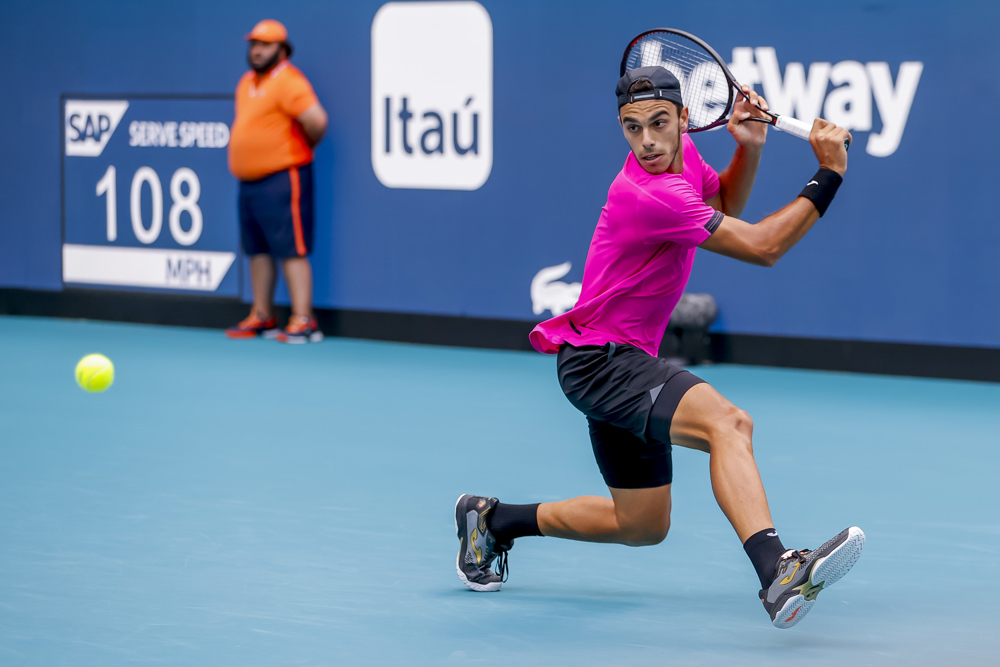 El argentino Cerundolo se planta en semifinales con Ruud; Badosa se despide