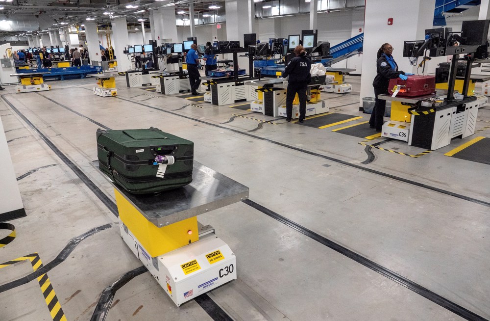 Aeropuertos de Florida siguen afectados por las cancelaciones y los retrasos