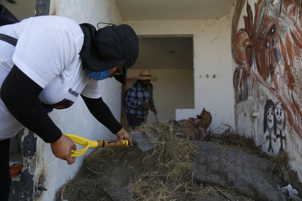 Familias de desaparecidos hallan 20 bolsas con restos óseos en el oeste mexicano
