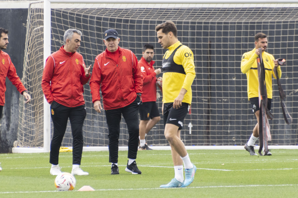 Javier Aguirre recupera futbolistas para la crucial visita a Elche