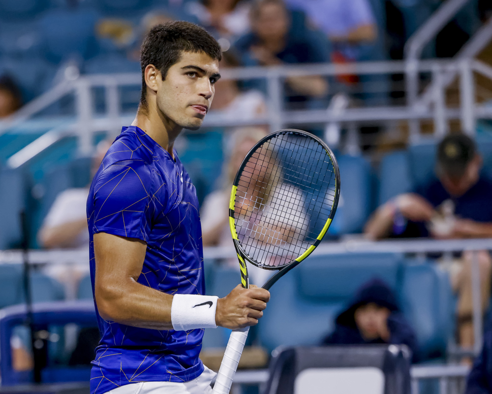 Alcaraz sufre en Miami pero jugará su segunda semifinal de un Masters 1000