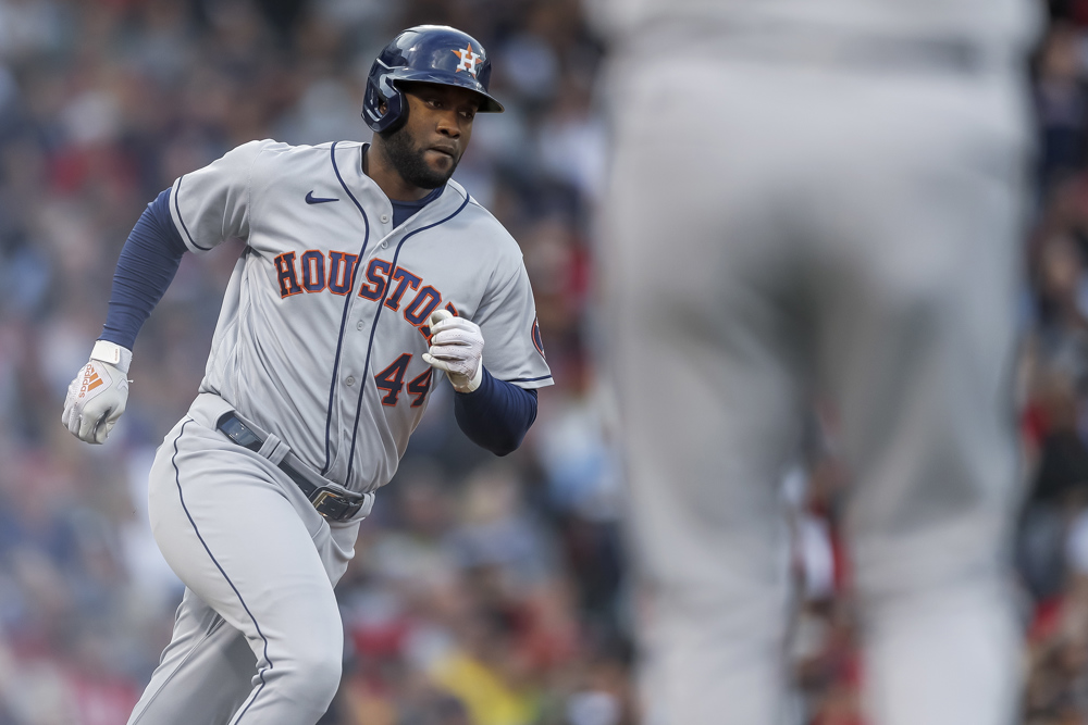 Álvarez y Yelich muestran el poder de sus bates para Astros y Cerveceros