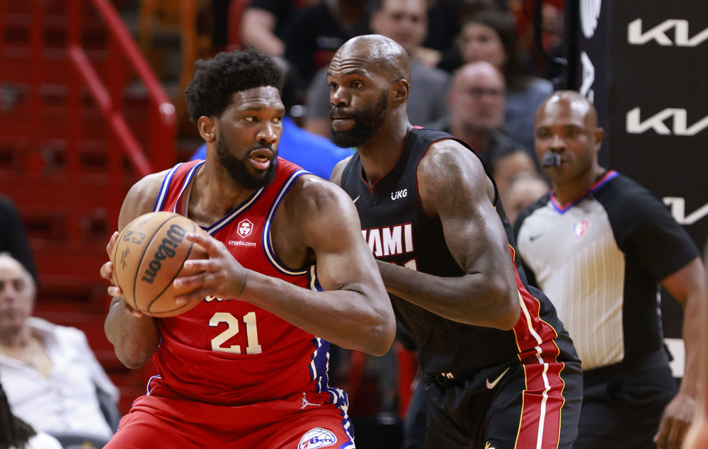 Joel Embiid, primer pívot desde el año 2000 en ser el máximo anotador de la NBA