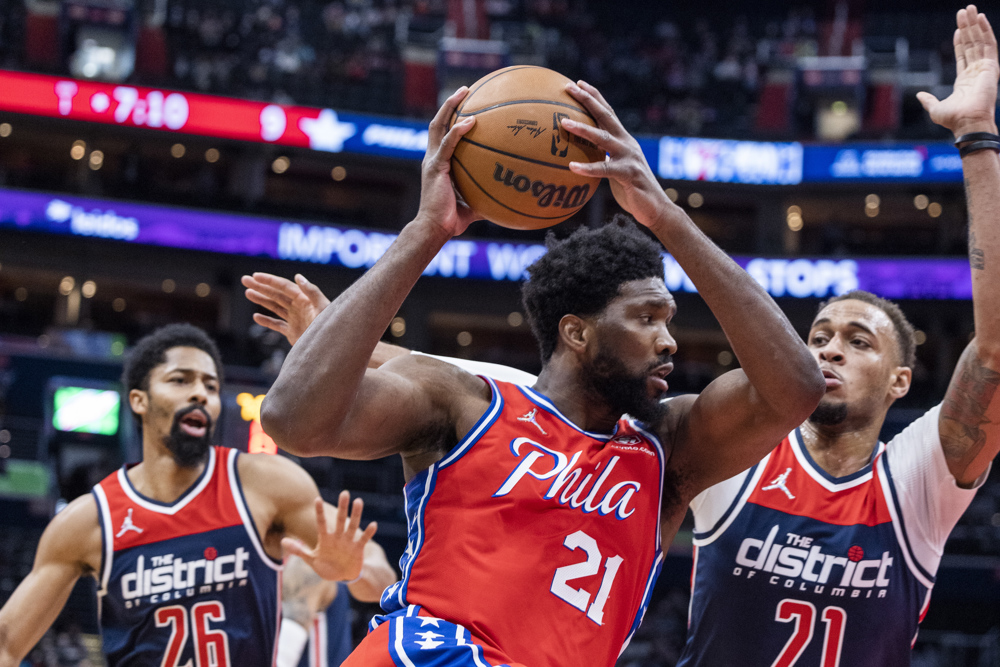 Multa de 15.000 dólares a Embiid por criticar públicamente a los árbitros de la NBA
