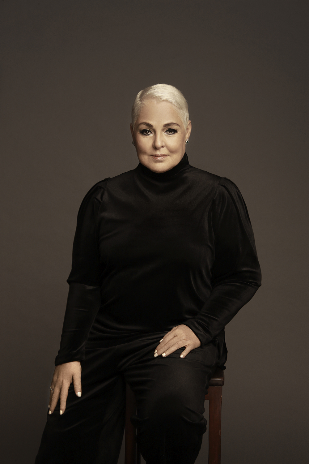 *La joven cantante hija de Pepe Aguilar habla sobre la filtración de sus fotos privadas   México,  (Notistarz).- Tras la filtración de unas fotografías privadas de Ángela Aguilar en redes sociales, la cantante de regional mexicano dijo sentirse “violentada” y “decepcionada” de la persona quien lo hizo. Esta semana se hicieron públicas unas fotografías de la cantante al lado del compositor Gussy Lau, con quien se presume mantiene un noviazgo desde hace un par de meses.  Al respecto, el compositor aclaró que fue él quien subió las fotos en su Instagram con la opción de que solo pudieran verla algunas personas, pero que alguien las filtró. En el pasado, Ángela ya había sigo vinculada con Gussy, pues rumores apuntaban a que estaban saliendo aunque se llevan más de 15 años, ya que él tiene 33 y ella apenas cumplió los 18. Tras destaparse estas fotos, la cantante de música mexicana subió un video en sus redes para hablar de su sentir.  “Me siento violentada, me siento violada de la posibilidad de yo tener mi propia privacidad, de yo poder decidir sobre mi vida, mi cuerpo, mi imagen”, comenzó su relato en el video.  Agregó que se siente “decepcionada” y “traicionada” por una persona a quien le entregó su confianza, pues ella desde un principio dijo que nunca estuvo de acuerdo con que se tomaran esas fotografías.  “Es una invasión a mi privacidad, a mis derechos, a poder escoger qué anuncio y qué no anunció, qué digo y qué no. Creo ya me merezco tener esa opción de si voy a sacar una relación o no. Cómo es posible que yo sea tan segura de mi independencia como artista, de  música y voz, me han robado mi voz en esto que es tan mío”, subraya. En una de las fotos posteadas en redes sociales, Gussy muestra su lengua cerca de la boca de la cantante. Agregó que estará junto a su familia para poder tomar una decisión y están analizando todas sus posibilidades, pues la filtración de sus fotos le afectó hasta de manera económica. 