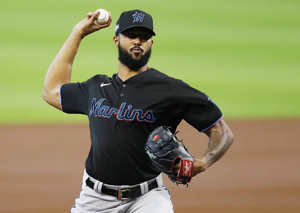 Alcántara logra una salida de calidad y vence a los Filis