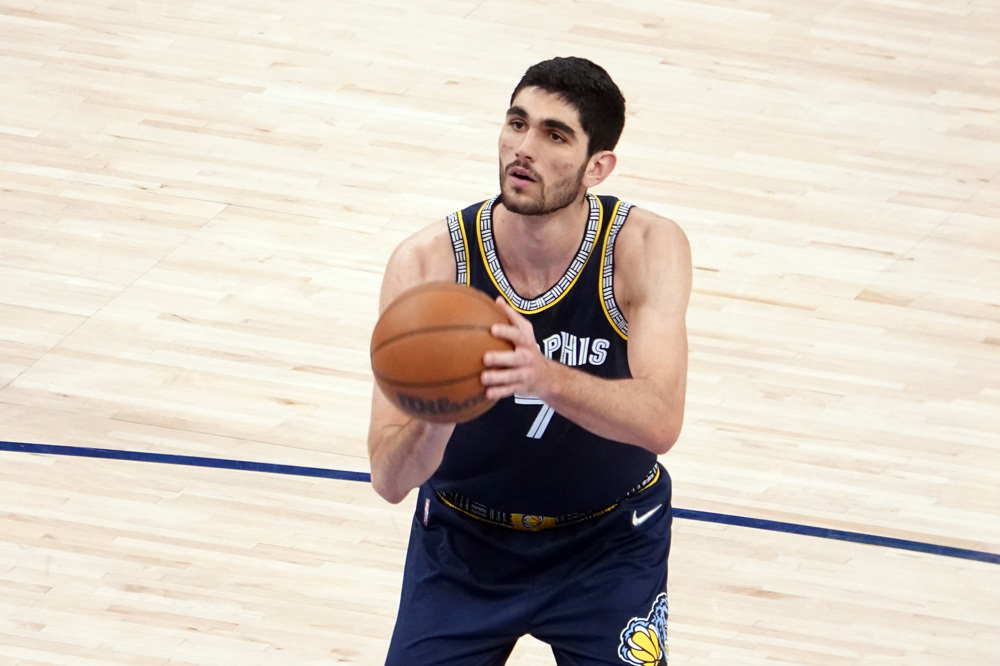 Aldama suma su mayor anotación en la NBA en el último partido de la temporada regular