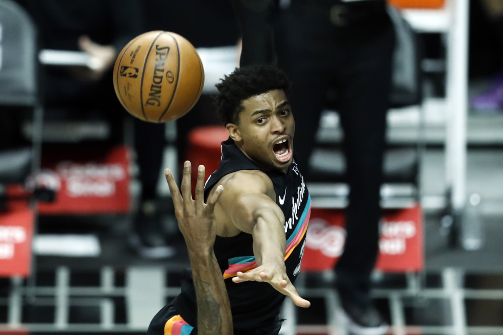 Los Spurs dejan a los Lakers con muy pocas opciones del ‘play-in’