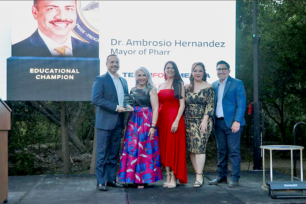Alcalde Ambrosio Hernández recibe premio “Campeón de la Educación”