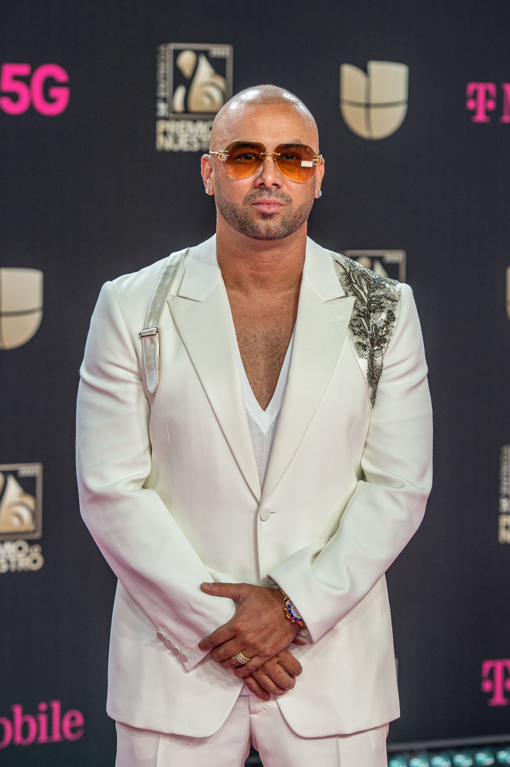 El cantante puertorriqueño Wisin presenta a su hijo menor