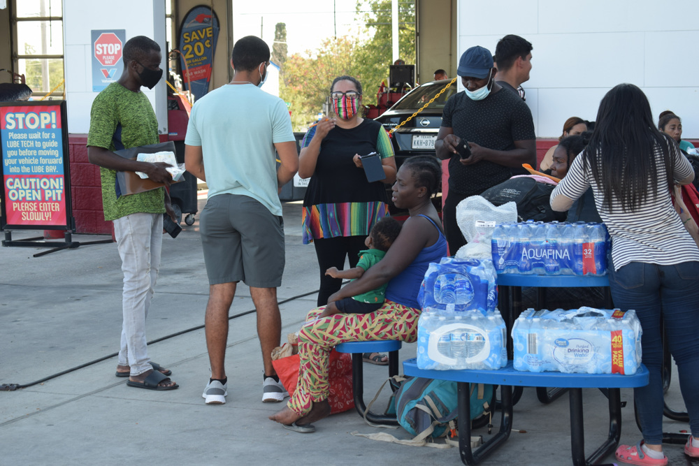 Juez suspende preparativos de Biden de rescindir norma migratoria Título 42