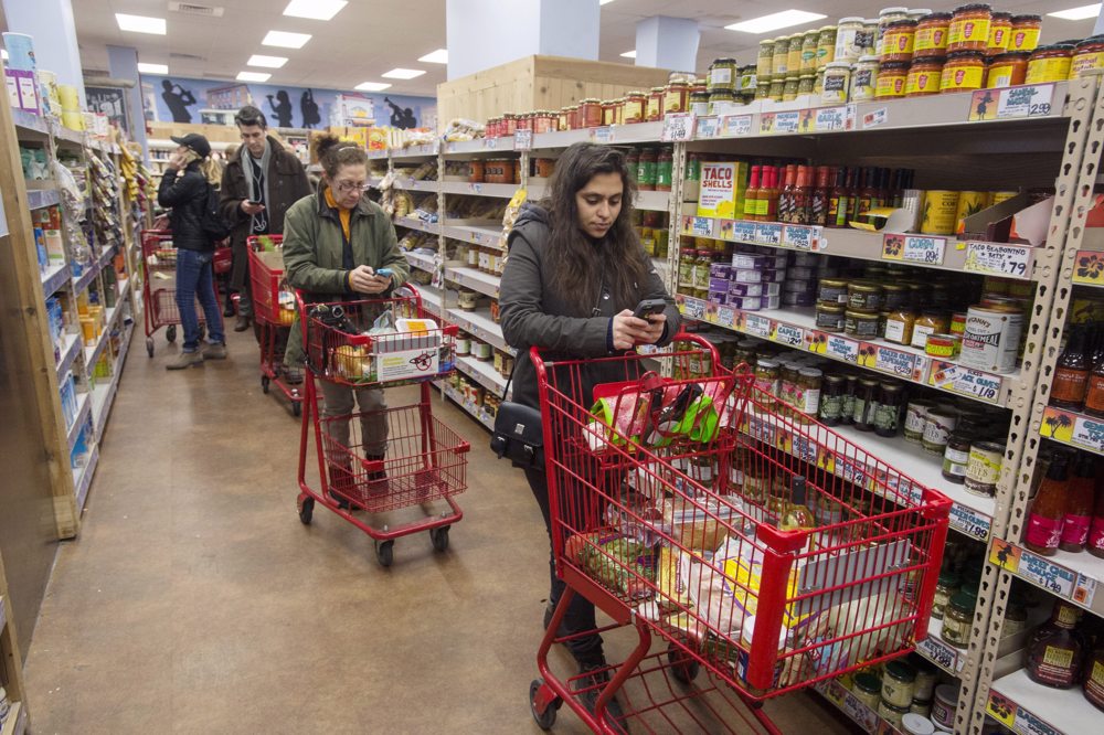 La economía de EE.UU. se contrae en el inicio del año por ómicron e inflación