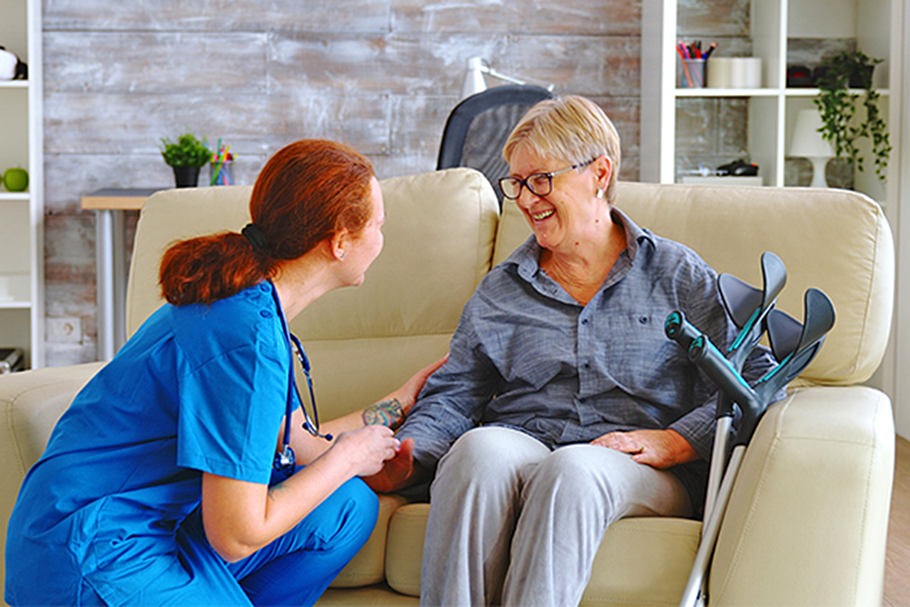 Por qué es importante el apoyo de profesionales para un envejecimiento digno