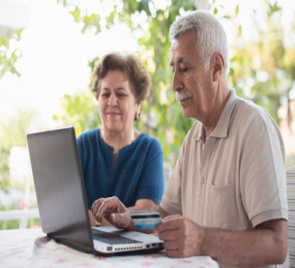 Encuesta revela que adultos mayores evitan el Internet por miedo y falta de apoyo