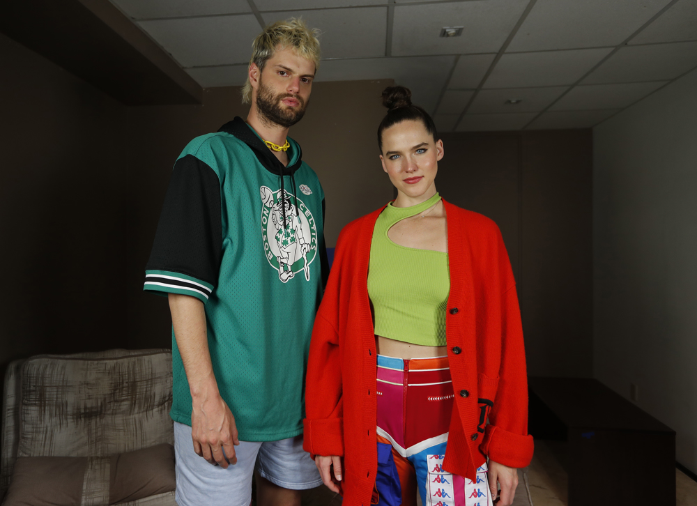 Dueto Sofi Tukker plasma el lado positivo de la pandemia en “Wet Tennis”