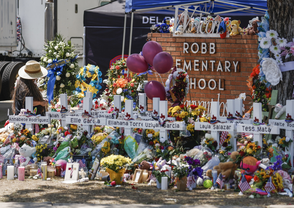 Fotos, camisetas y donaciones: Uvalde se vuelca con familias de las víctimas
