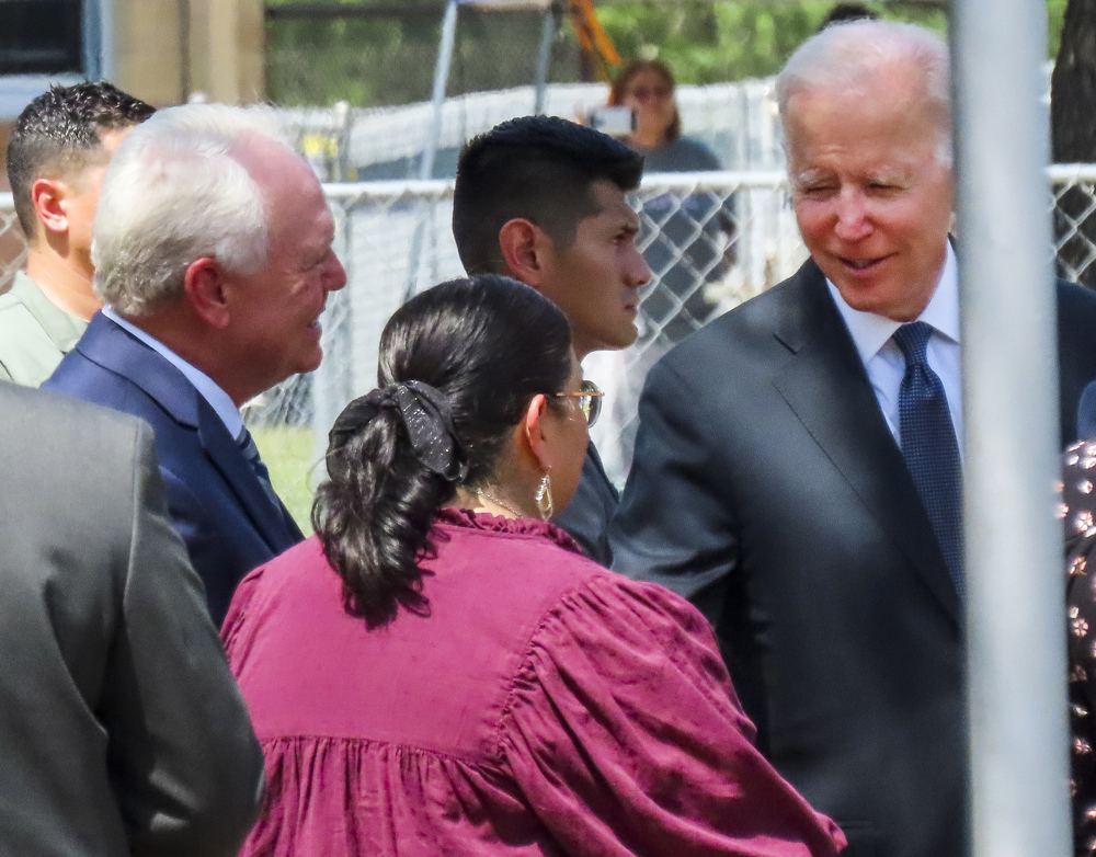 Biden visita la escuela de Texas en que murieron 19 niños y 2 maestras