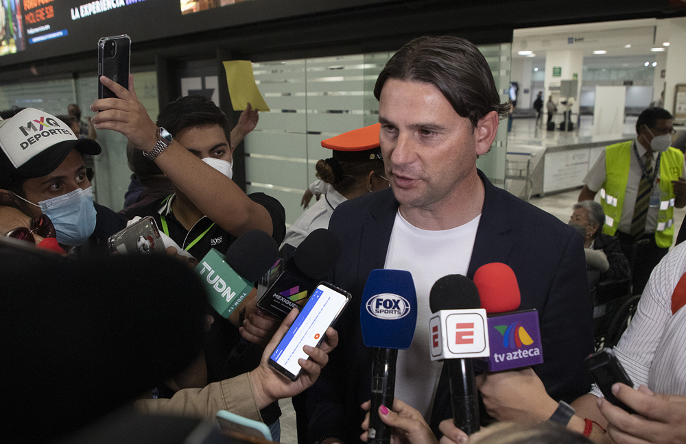 Seoane asegura que Leverkusen está ansioso de sentir la pasión de los mexicanos