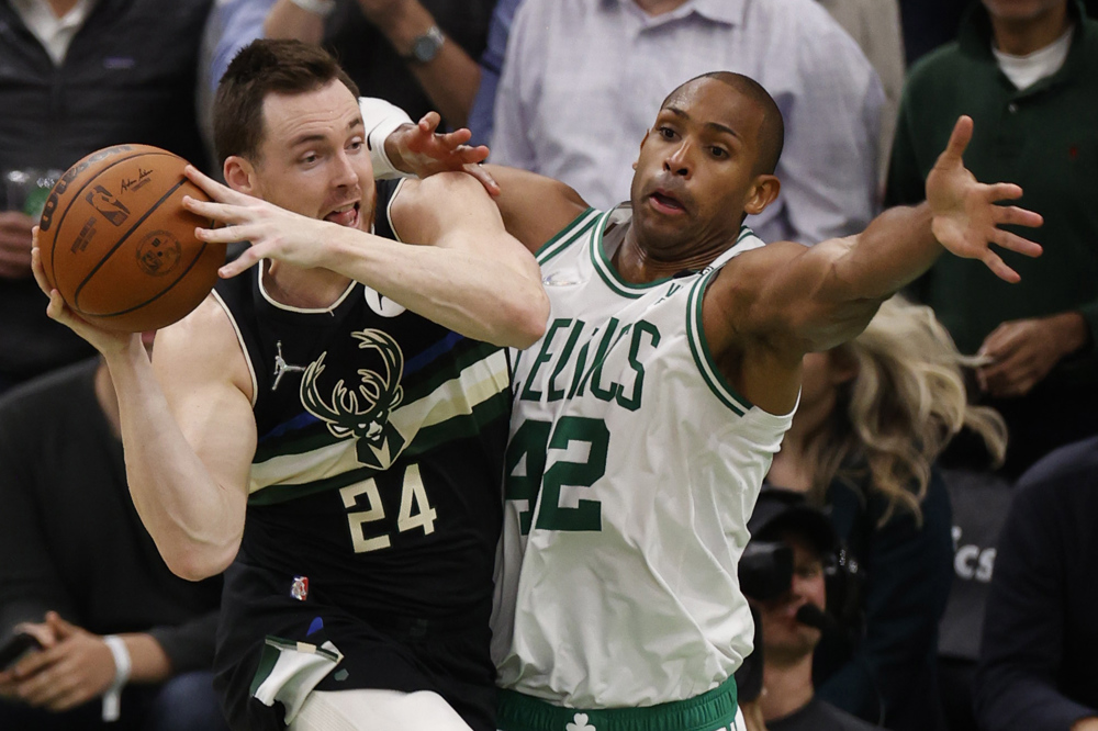 107-110: Holiday silencia Boston y los Bucks acarician la final del Este