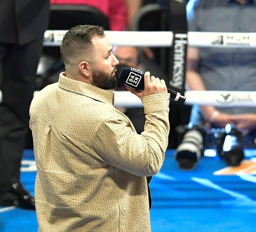 Carin León interpretó el Himno Nacional Mexicano durante Campeonato Mundial de la WBA Canelo vs Bivol