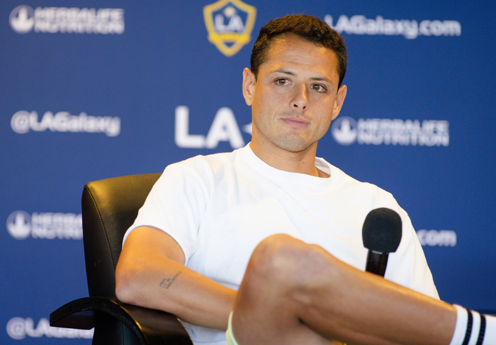 ‘Chicharito’ defiende a ‘Canelo’: “Ya toda la gente le quiere crucificar…”