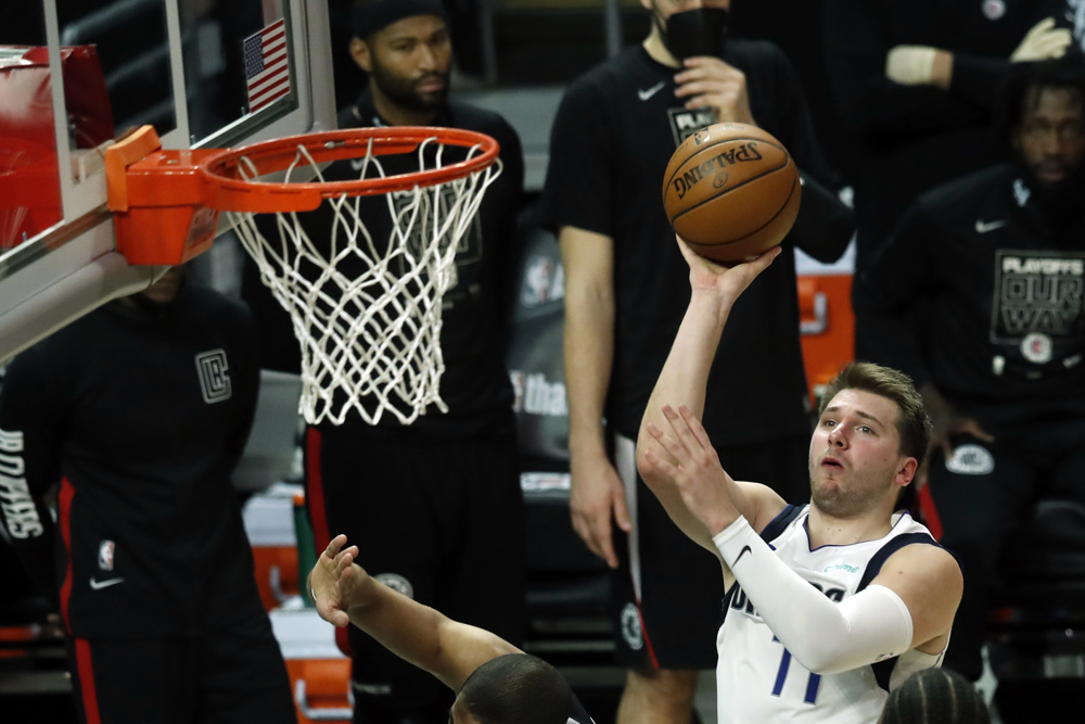 90-123. Doncic aplasta a los Suns y prolonga el sueño de los Mavs