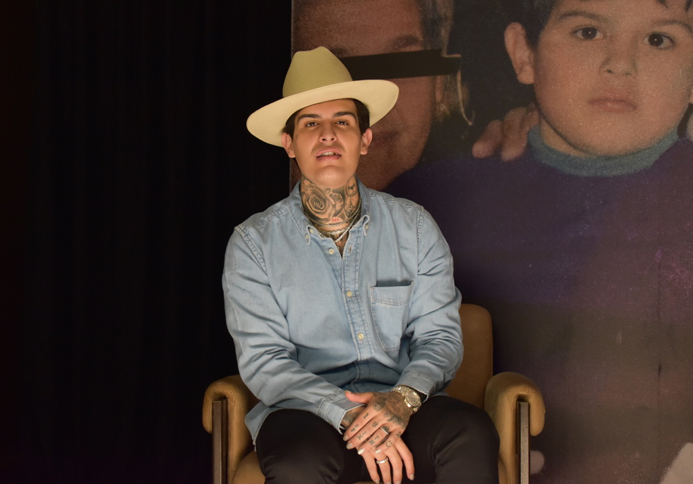 Adriel Favela renace de su momento más oscuro y muestra su infierno en disco