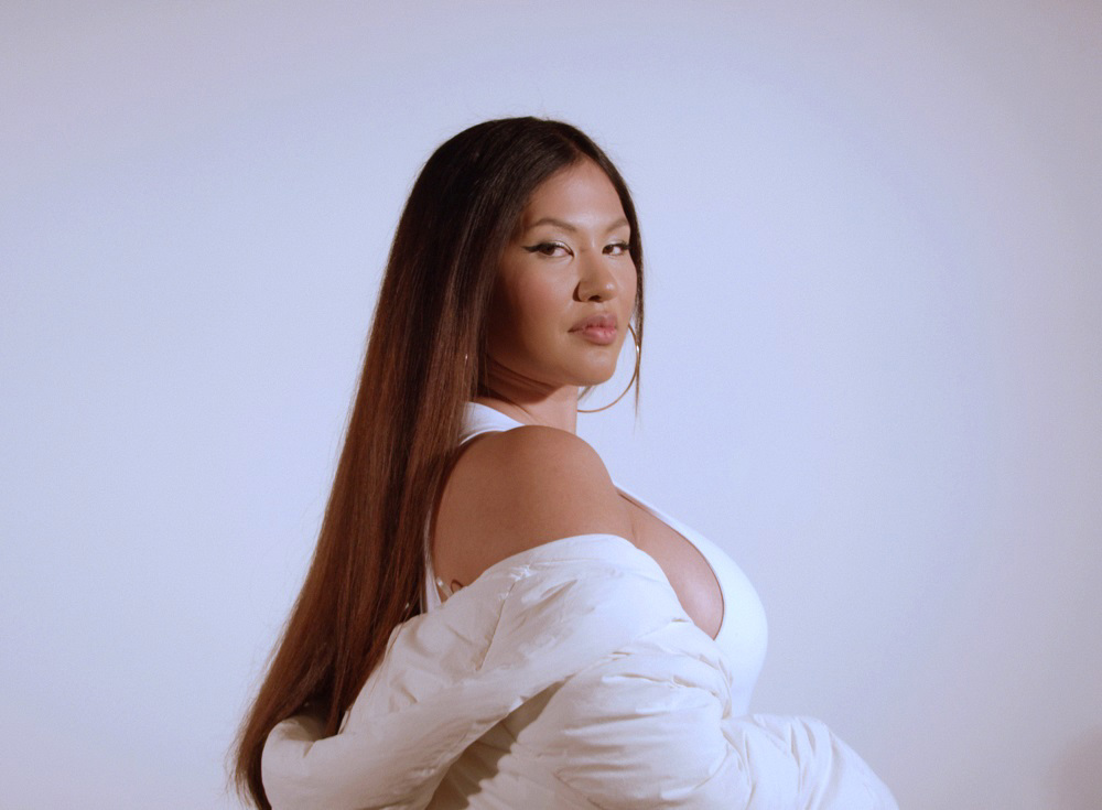 Cantante indígena Flores aborda inmigración e identidad cultural en primer EP