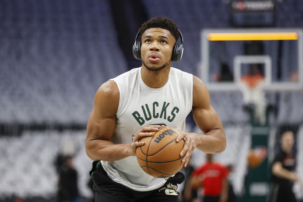 Antetokounmpo: “Holiday es alguien genial para tener a tu lado”