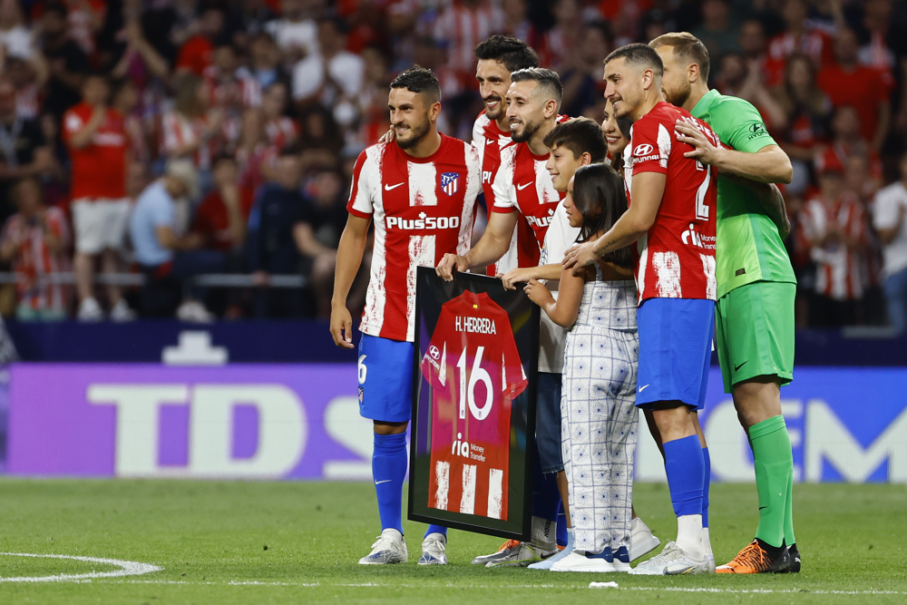 Suárez y Herrera reciben el cariño del Atlético en su despedida