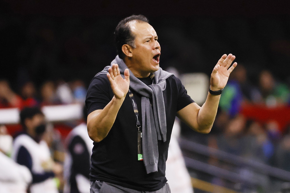 El peruano Reynoso defiende su continuidad en Cruz Azul al recibir a Necaxa