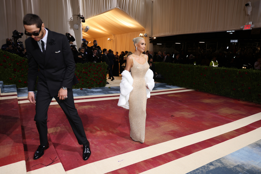 Rosalía, foco de fotógrafos en la MET Gala y “muy agradecida” de estar ahí