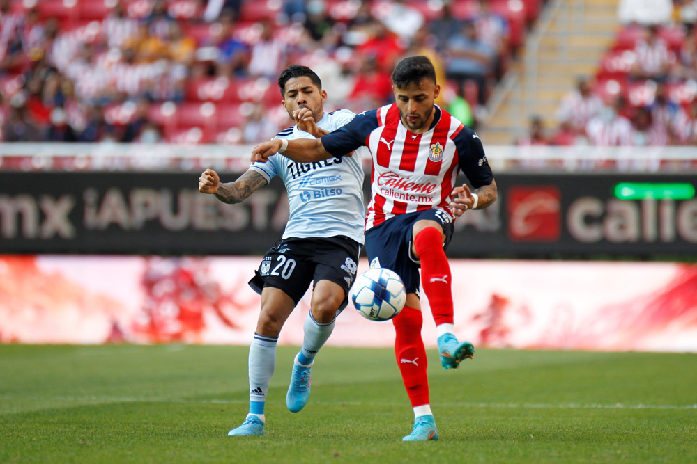 Chivas de Guadalajara renuevan a Alexis Vega, su máxima figura, hasta 2024
