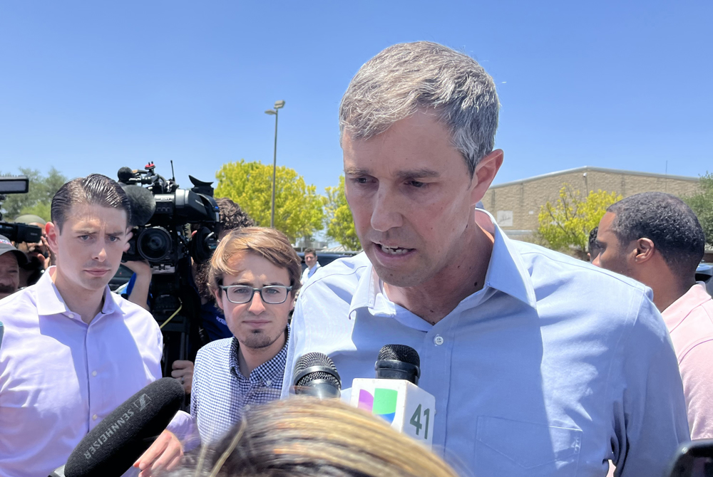 Beto O’Rourke interrumpe indignado rueda de prensa del gobernador Abbott tras tiroteo