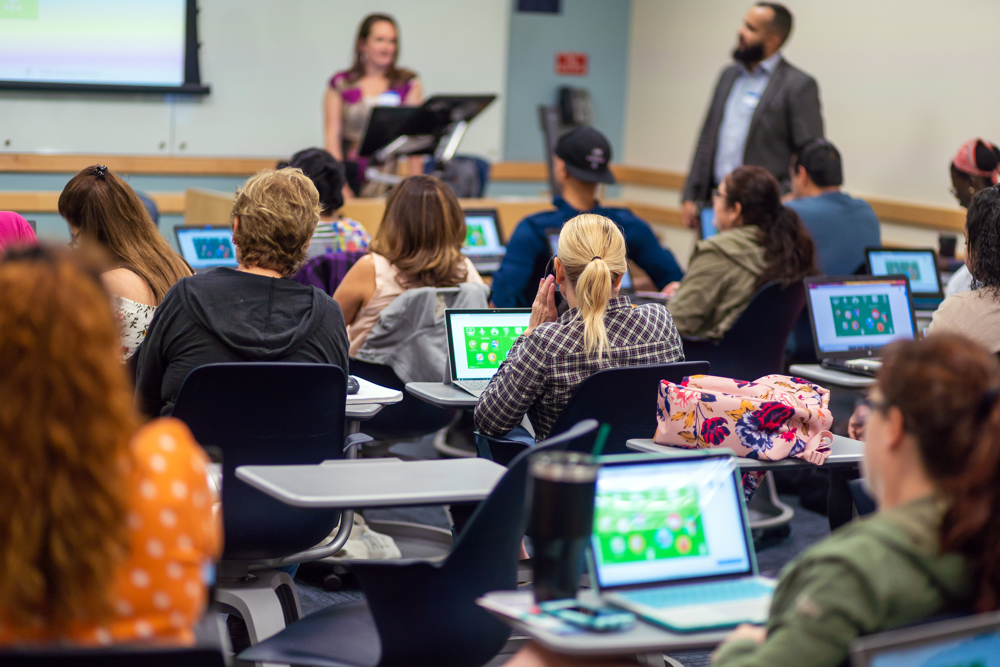 Nuevo proyecto busca cerrar la brecha digital de trabajadores latinos en EEUU