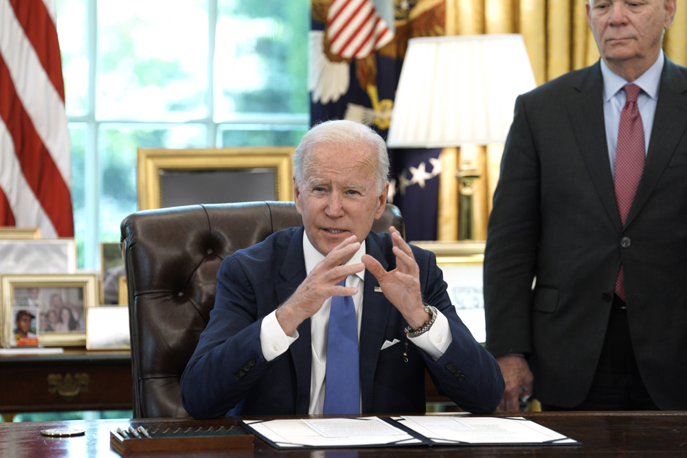 Biden firma ley para acelerar envío de ayuda a Ucrania con préstamos de armas