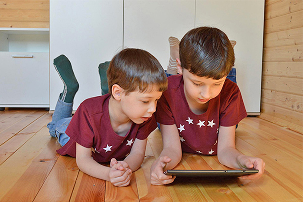 Encuesta revela que los niños imitan los hábitos tecnológicos de sus padres