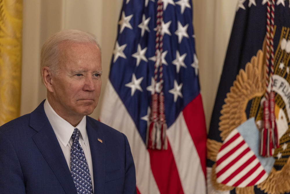Biden urge a las grandes petroleras a aumentar la producción y bajar precios