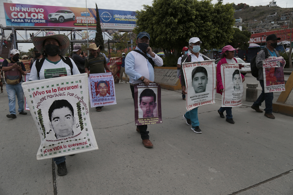 Familiares del caso Ayotzinapa protestan por estancamiento de investigación