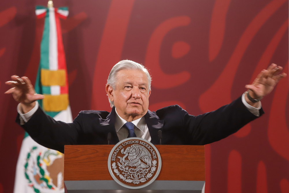 López Obrador denuncia una “guerra sucia” contra Petro en Colombia