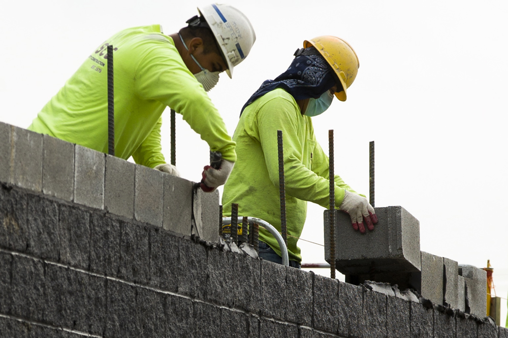 La creación de empleo se modera en EE.UU. aunque continúa siendo robusta