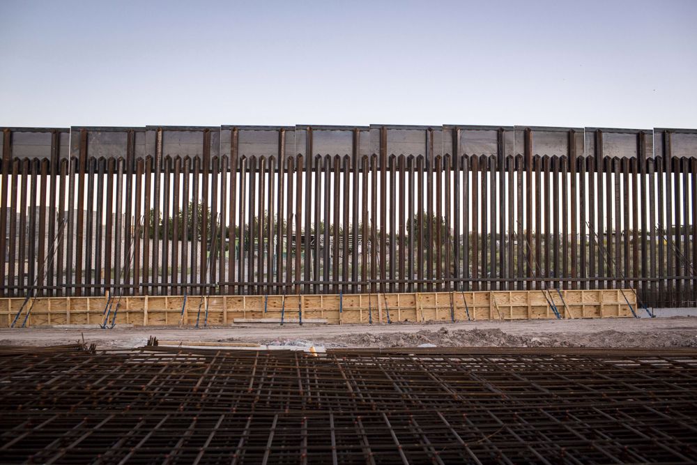 Migrante muere tras caer del muro entre México y EE.UU.