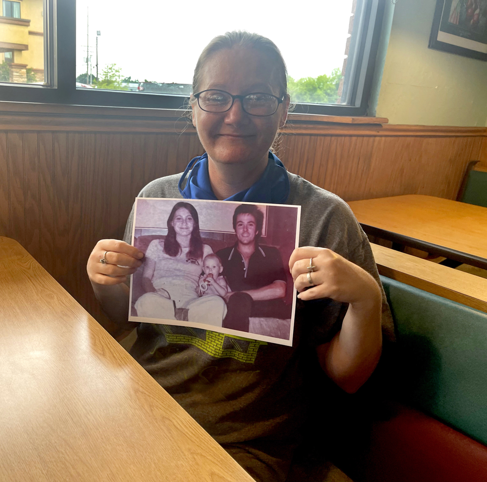 Hallan viva a mujer desaparecida en 1980 tras homicidio de sus padres